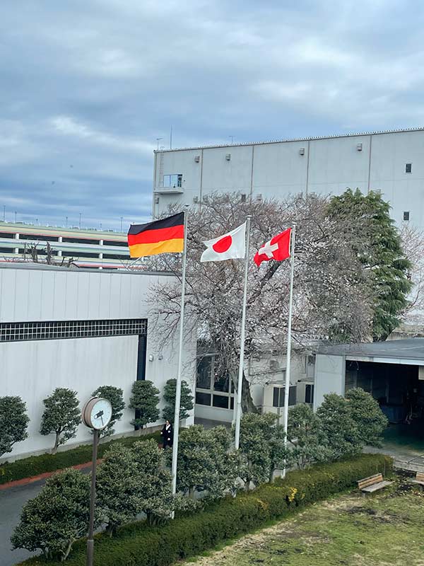 Blick auf die Flaggenmaste auf dem Gelände des Technical Center Miki Pulley Japan